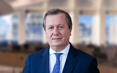 Portrait of the newly elected Management Board chair Rui Santos Ivo in business attire, standing in an office setting