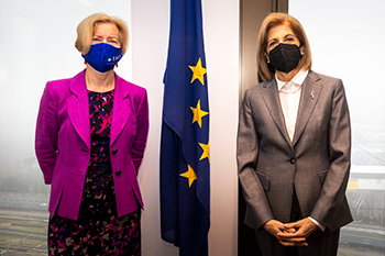 Photo of Executive Director Emer Cooke and Stella Kyriakides, Commissioner for Health and Food Safety